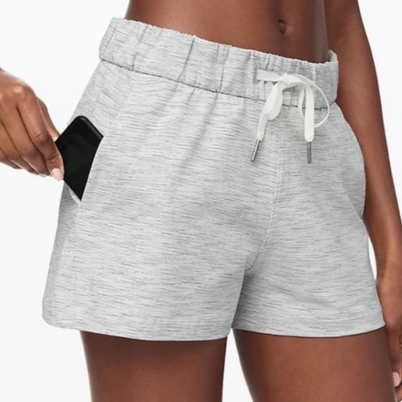Lululemon On The Fly Short *2.5" Alpine White Size 2 - Picture 1 of 5